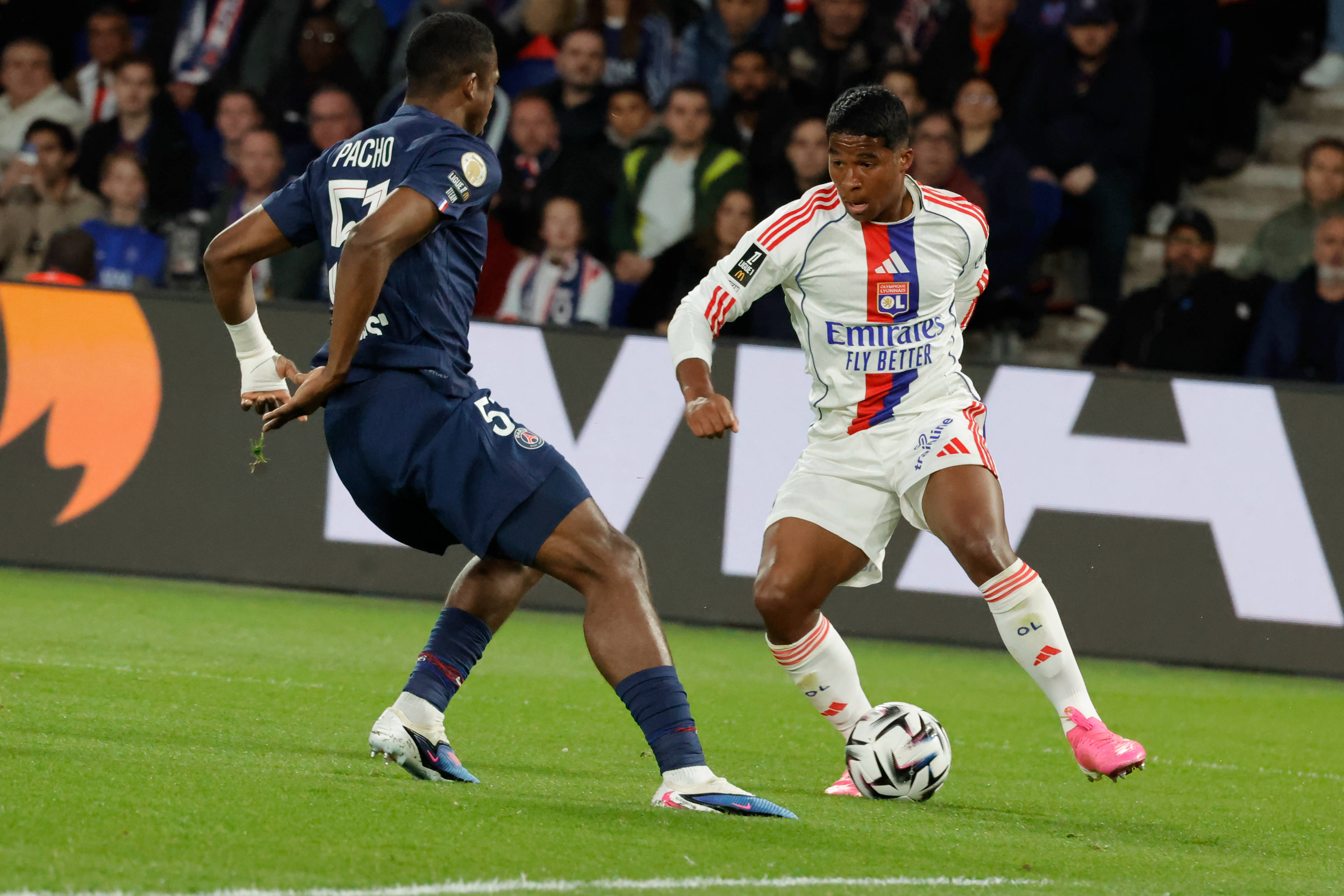 （体育）足球——法甲：巴黎圣日耳曼不敌里昂